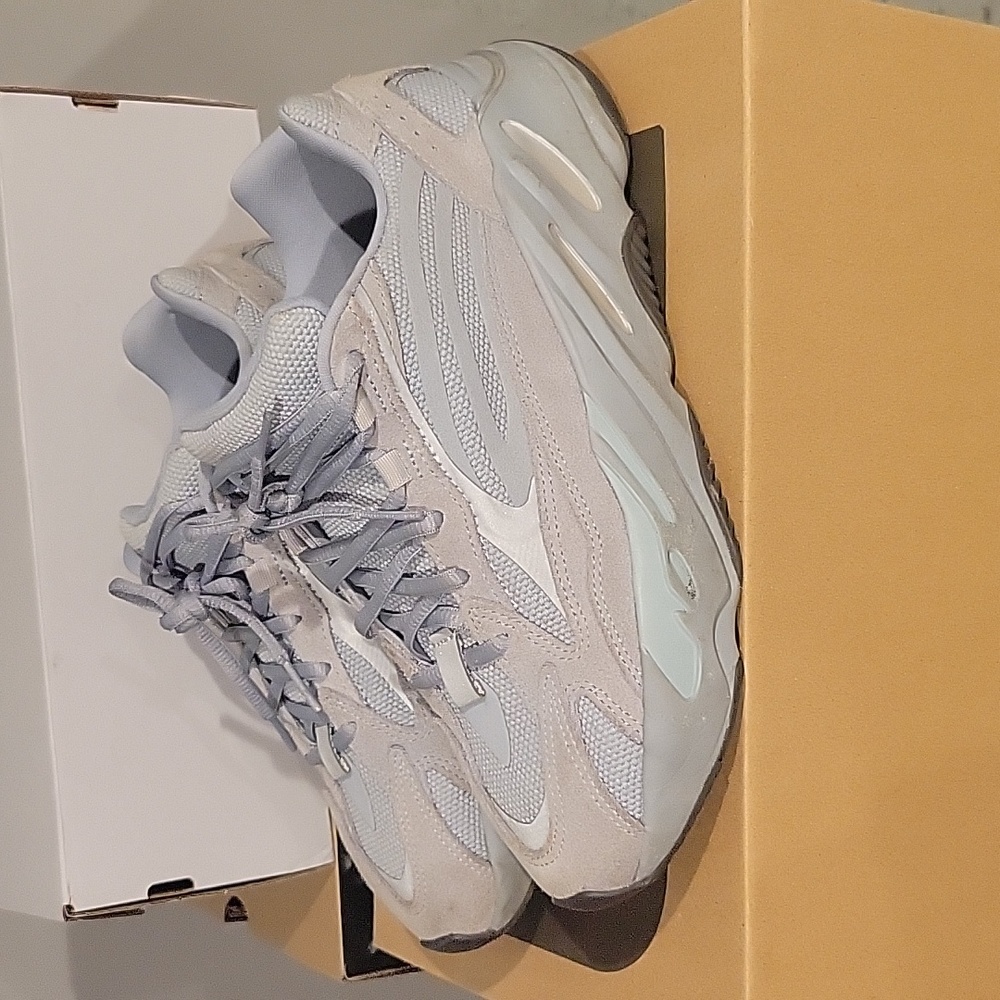 Yeezy 700 V2